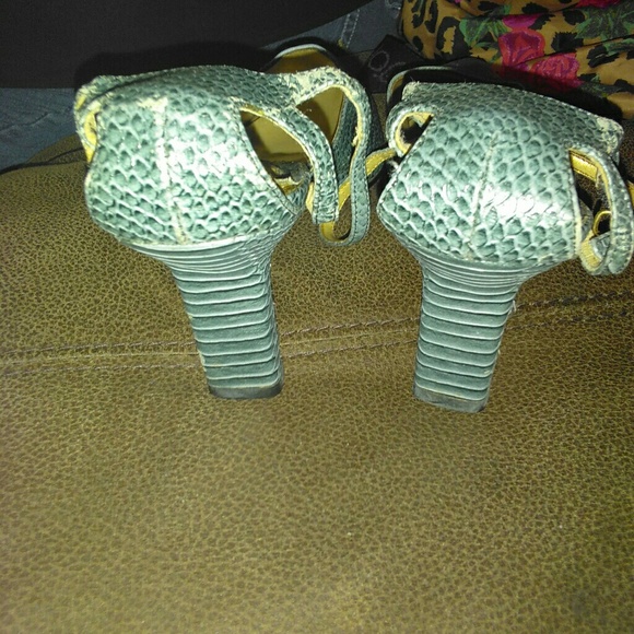 Shoes - Picture 3 of 4